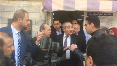 وزير التموين يستمع لفيديو تسجيلي حول أعمال التطوير بمصنع الدلتا للسكر 