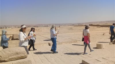 وفد سياحي من 7 دول يزور المناطق الأثرية بالمنيا