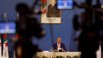 رئيس الوزراء الجزائري يبدأ محادثات تشكيل الحكومة الجديدة
