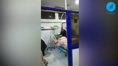 حلاق داخل غرفة العناية المركزة بمستشفى السويس العام (فيديو)