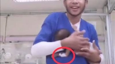 تعرف على حقيقة رقص ممرض برضيع في الحضانة 