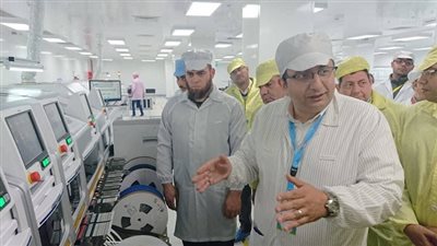 صحفيو الإتصالات في جولة داخل أول مصنع للمحمول في مصر (صور)