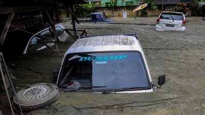 ارتفاع حصيلة قتلى فيضانات إندونيسيا إلى 77