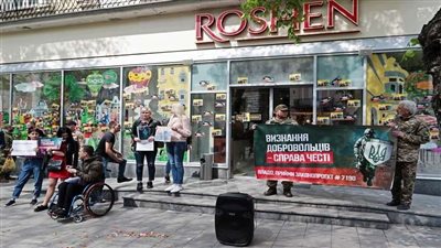 إحراق متجر للحلوى يعود للرئيس الأوكراني في كييف