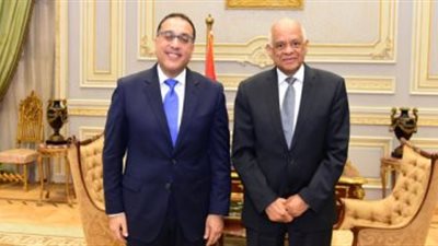 وسط هتافات يحيا السيسى.. رئيس الوزراء يضع حجر الأساس لمحور 