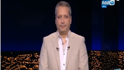 تامر أمين يقف دقيقة حداد على أرواح شهداء حادث نيوزيلندا (فيديو) 