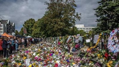 فرق من الخارج لدفن قتلى 