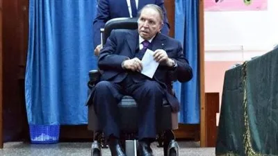 معارضون جزائريون يدعون بوتفليقة للتنحي والحكومة للاستقالة