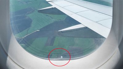 تعرف على سبب وجود ثقوب في نوافذ الطائرة