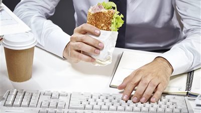 تجنب تناول هذه الأطعمة أثناء العمل 