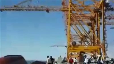 انقلاب سفينة تحمل مئات الحاويات جنوبي إيران