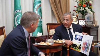 رئيس الأكاديمية العربية للعلوم والتكنولوجيا والنقل البحري يستقبل السفير الكندي