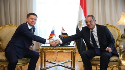 وزير الاتصالات يبحث مع نظيره الروسي تعزيز التعاون المشترك وضخ المزيد من الاستثمارات 