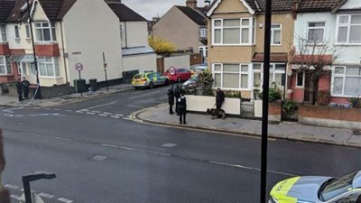 عاجل.. مواجهة بين شرطة لندن ومسلح يهدد بقتل الناس (فيديو)