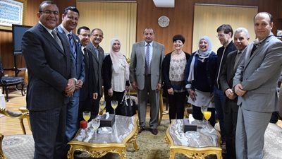 وفد من جامعة فيجو الأسبانية يزور 