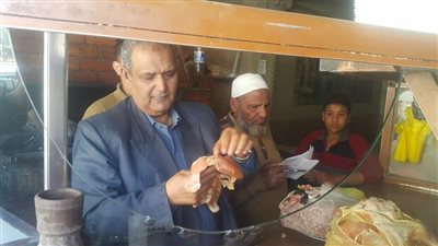 حملة تموينة مفاجئة على المقاهي والورش في 