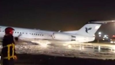 حريق ضخم بطائرة إيرانية على متنها 100 راكب في طهران (فيديو)