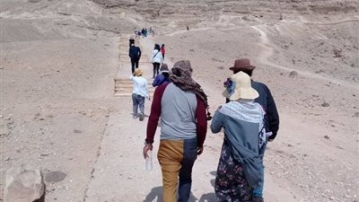 وفد سياحي من 3 دول يزور آثار تل العمارنة بالمنيا