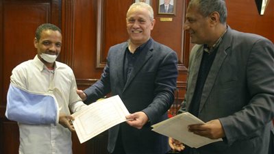 محافظ الأقصر يكرم عامل بيطري أصابه 