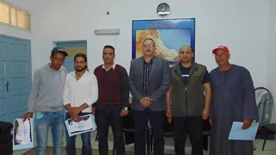 رئيس مدينة الشلاتين يكرم الصيادين المشاركين في إنقاذ السائحين الفرنسيين 