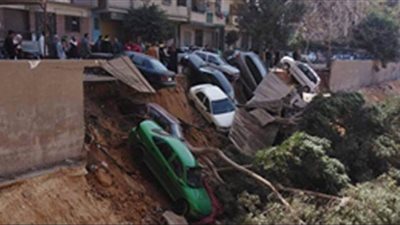 هبوط أرضي يتسبب بانهيار سور وسقوط 7 سيارات بالحرفيين