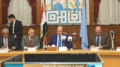 محافظ القاهرة يقدم رحلات عمرة لـ 3 أمهات مثاليات (صور)