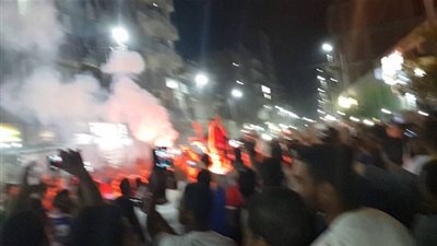 جماهير الأهلي تحتفل بتعادل الزمالك مع المقاولون قبل موقعة القمة (فيديو)