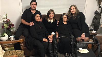 وزيرة الهجرة تلتقي أسر شهداء نيوزيلندا وتشارك غدًا في الجنازة الرسمية