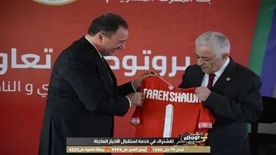 محمود الخطيب يهدي وزير التربية والتعليم قميص الأهلي (صور)