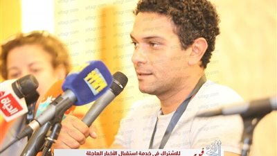 في لفتة مميزة.. آسر ياسين يطلب من الصحفيات التصوير معهن بمناسبة عيد الأم (صور)