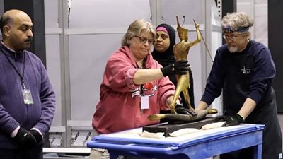 شاهد.. تجهيزات معرض توت عنخ آمون في فرنسا قبل افتتاحه بساعات