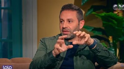 حازم إمام يروي موقف طريف مع والدته (فيديو)