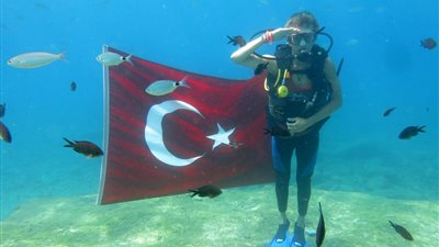 الناتو يزيل صورة لغواصين أتراك مع علم تركيا في مياه اليونان