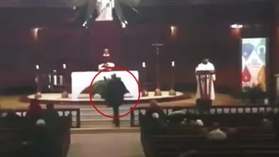 شاهد.. طعن قس على الهواء مباشرة في كندا