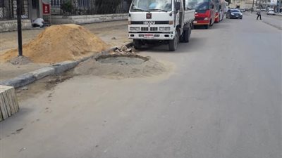 إصلاح هبوط أرضي نتيجة تهشم ماسورة مياه بالإسكندرية (صور)