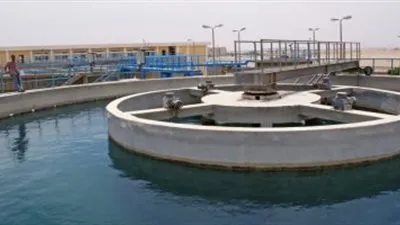 صيانة 13 محطة تنقية مياه شرب بمركز الخارجة استعدادًا للصيف