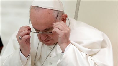 البابا فرنسيس يحل محل أسقف سانتياجو بعد فضيحة تورطه في الاعتداء الجنسي 