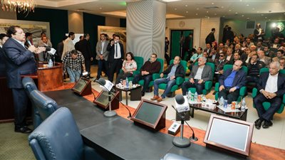 رئيس قناة السويس يصطحب وفد 