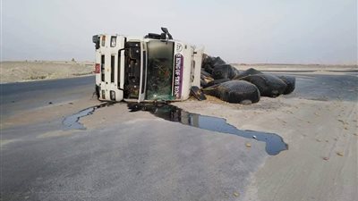 انقلاب شاحنة بضائع وإصابة قائدها بطريق 