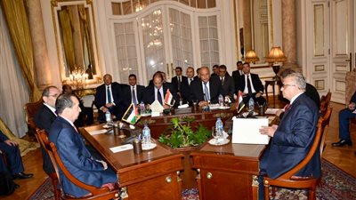 الخارجية: الاجتماع السداسي تناول القمة الثلاثية المصرية العراقية الأردنية 