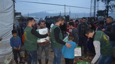 مركز الملك سلمان يوزع الغذاء والكساء على اللاجئين السوريين في لبنان