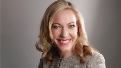   إليزابيث ليندر في استضافة قمة 