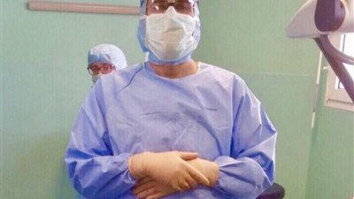 جراح سعودي حديث العالم: استئصل ورما كبيرا من مخ مريض في كامل وعيه