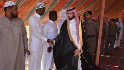 محافظ محايل ينقل تعازي القيادة لذوي شهيدي الواجب عسيري والربعي