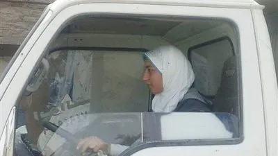 نشوى: أنا بنت بـ 100 راجل عوضت أبويا عن خلفة الأولاد.. أسوق نقل وأحمل زلط ورمل من المحاجر وأساعده (صور)