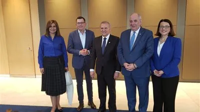 وزيرة الهجرة تلتقي رئيس حكومة ولاية فكتوريا لبحث تعزيز التعاون بين الجاليات الثلاث وأستراليا