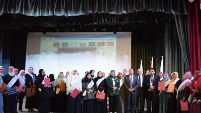 رئيس جامعة بني سويف يكرم 44 أمًا مثالية.. ورحلة عمرة للفائزة بالمركز الأول