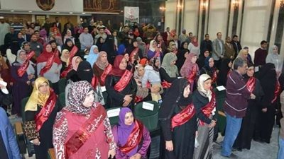 لم يمنعها المرض من رعاية ابنها 