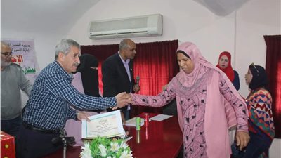 رئيس مدينة القصير يشهد الاحتفال بيوم المرأة المصرية ويكرم عددا من الأمهات المثاليات (صور)