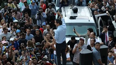 هجوم على موكب المعارض جوايدو في فنزويلا وواشنطن تعلق